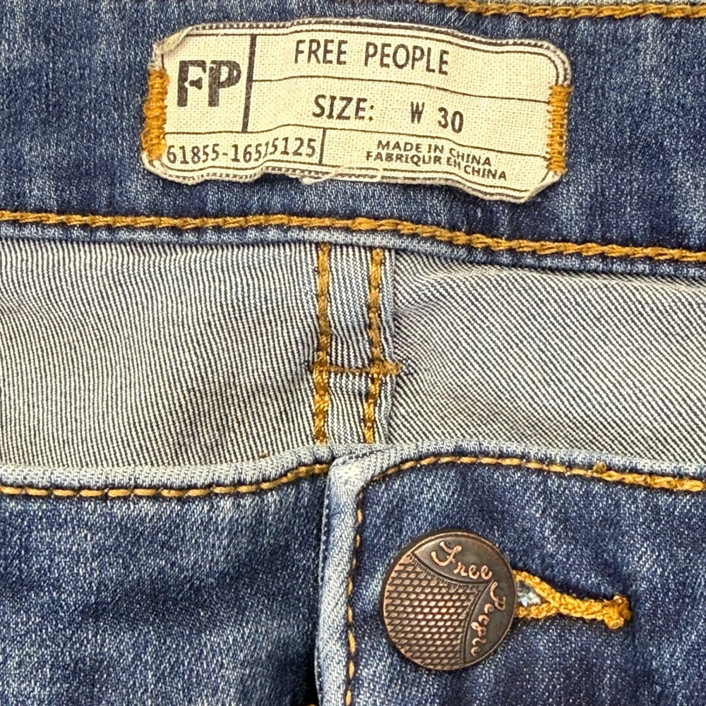 Free People Womens Size 30 Blue Medium Wash Low Rise‎ Flare Leg Denim Jeans - Picture 3 of 9